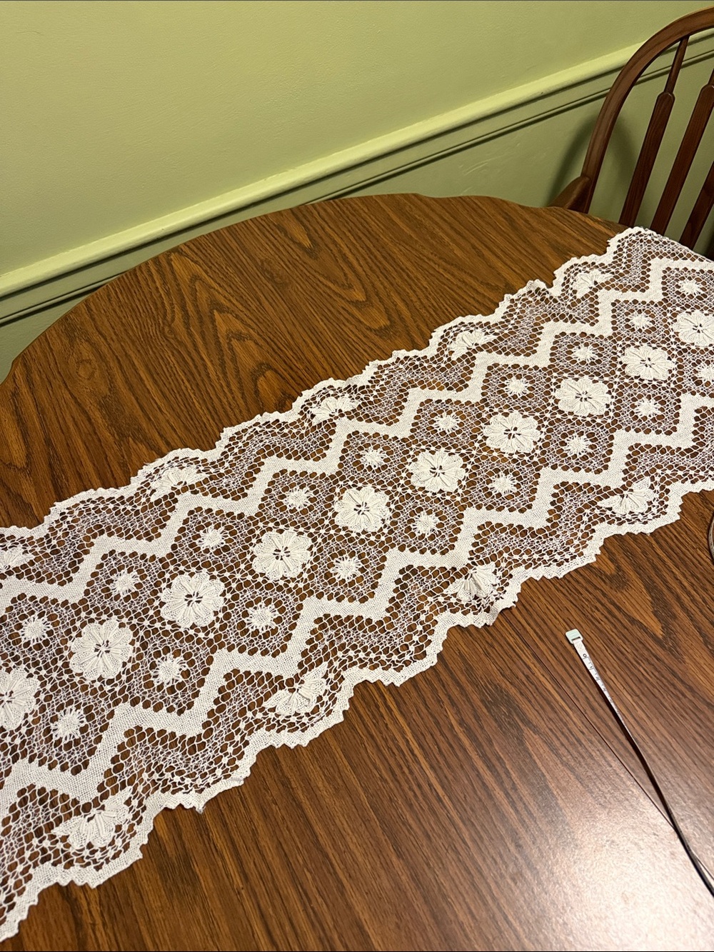 vintage Romanian 🇷🇴 crocheted oblong piece.